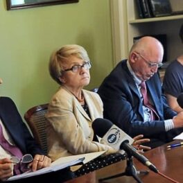 Tłumaczenie szeptane na konferencji prasowych